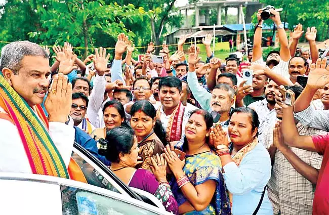 डबल इंजन शासन में केंद्र और राज्य सरकार जनता के साथ खड़ी है : Union Minister डबल इंजन शासन में केंद्र और राज्य सरकार जनता के साथ खड़ी है : Union Minister
