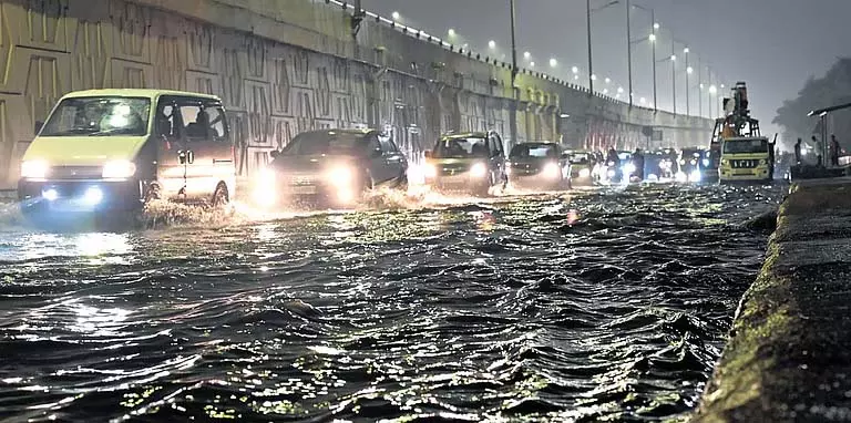 Delhi में भारी बारिश, आईएमडी ने अलर्ट जारी किया Delhi में भारी बारिश, आईएमडी ने अलर्ट जारी किया