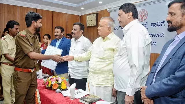 KSRTC स्टाफ भर्ती 8 साल बाद फिर से शुरू: 2,000 उम्मीदवारों को नियुक्ति आदेश पत्र जारी किए KSRTC स्टाफ भर्ती 8 साल बाद फिर से शुरू: 2,000 उम्मीदवारों को नियुक्ति आदेश पत्र जारी किए