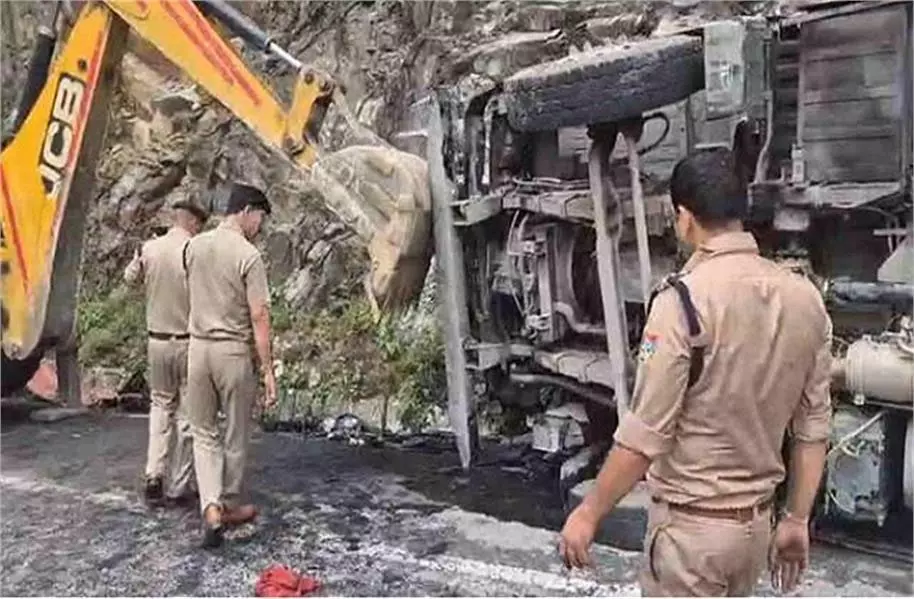 Uttarakhand: राष्ट्रीय राजमार्ग पर वाहन पलट , मची अफरा-तफरी Uttarakhand: राष्ट्रीय राजमार्ग पर वाहन पलट , मची अफरा-तफरी