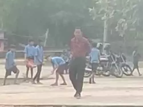 स्कूल मकड़ी जाल और धूल से पटा, बच्चे साफ करते दिखे स्कूल मकड़ी जाल और धूल से पटा, बच्चे साफ करते दिखे