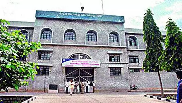 CCB ने परप्पना अग्रहारा सेंट्रल जेल पर छापा मारा: चाकू, कैंची समेत कई प्रतिबंधित सामान जब्त CCB ने परप्पना अग्रहारा सेंट्रल जेल पर छापा मारा: चाकू, कैंची समेत कई प्रतिबंधित सामान जब्त