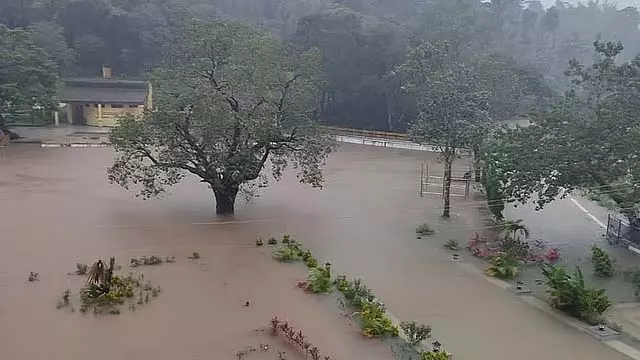 भागमंडला में त्रिवेणी संगम जलमग्न; हरंगी बांध से कावेरी नदी में 18,000 क्यूसेक पानी छोड़ा गया भागमंडला में त्रिवेणी संगम जलमग्न; हरंगी बांध से कावेरी नदी में 18,000 क्यूसेक पानी छोड़ा गया