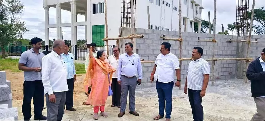 राष्ट्रीय सहकारी विकास निगम के अधिकारियों ने गोदाम का निरीक्षण किया राष्ट्रीय सहकारी विकास निगम के अधिकारियों ने गोदाम का निरीक्षण किया