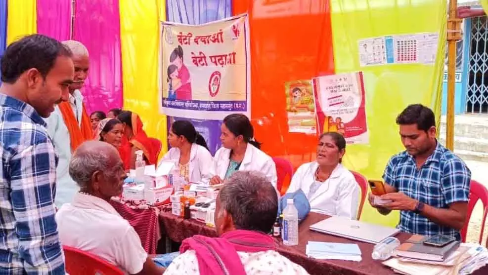 महासमुंद जिले के निवासी शिविरों में उठा रहे सरकारी योजनाओं का लाभ महासमुंद जिले के निवासी शिविरों में उठा रहे सरकारी योजनाओं का लाभ