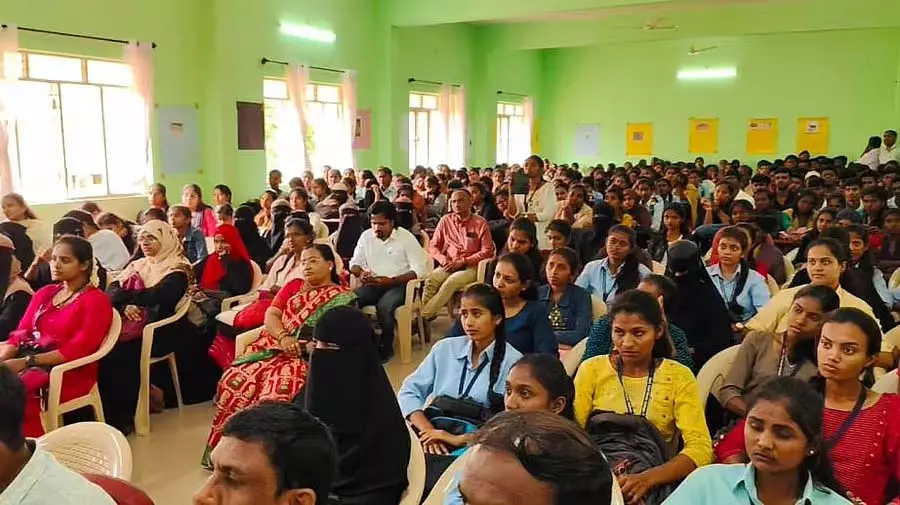 Karnataka : छात्रों के साथ बातचीत, व्याख्याताओं के साथ बैठक Karnataka : छात्रों के साथ बातचीत, व्याख्याताओं के साथ बैठक
