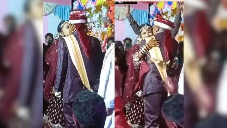 VIDEO: सरेआम स्टेज पर दुल्हन ने दूल्हे को किया KISS, फिर... VIDEO: सरेआम स्टेज पर दुल्हन ने दूल्हे को किया KISS, फिर...
