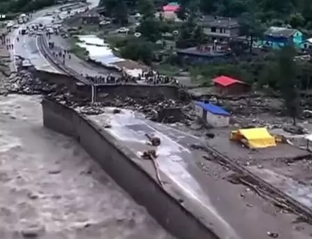 केंद्र ने हिमाचल प्रदेश को बाढ़ और भूस्खलन से उबरने में मदद के लिए 2,006 करोड़ रुपए के कोष को दी मंजूरी केंद्र ने हिमाचल प्रदेश को बाढ़ और भूस्खलन से उबरने में मदद के लिए 2,006 करोड़ रुपए के कोष को दी मंजूरी