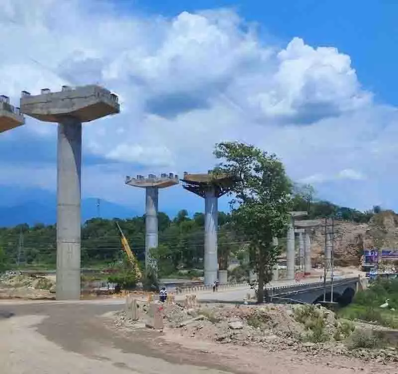 Pathankot-Mandi फोरलेन का काम ठप होने से स्थानीय लोग परेशान Pathankot-Mandi फोरलेन का काम ठप होने से स्थानीय लोग परेशान