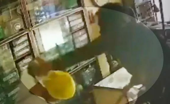 शिक्षक ने अपने पिता की हत्या करने की कोशिश की, चाकू मारा शिक्षक ने अपने पिता की हत्या करने की कोशिश की, चाकू मारा
