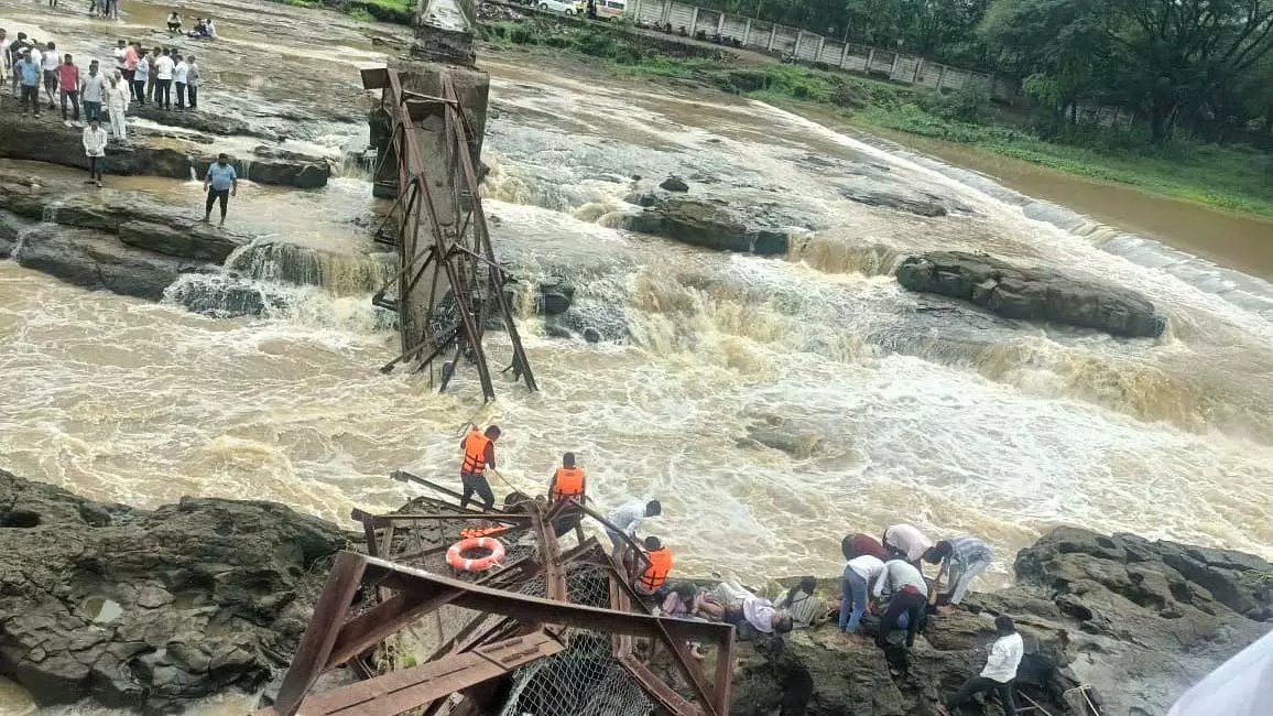 4 पर्यटकों की मौत के बाद, Pune प्रशासन ने असुरक्षित पुलों और सड़कों पर बड़े पैमाने पर कार्रवाई के आदेश दिए 4 पर्यटकों की मौत के बाद, Pune प्रशासन ने असुरक्षित पुलों और सड़कों पर बड़े पैमाने पर कार्रवाई के आदेश दिए
