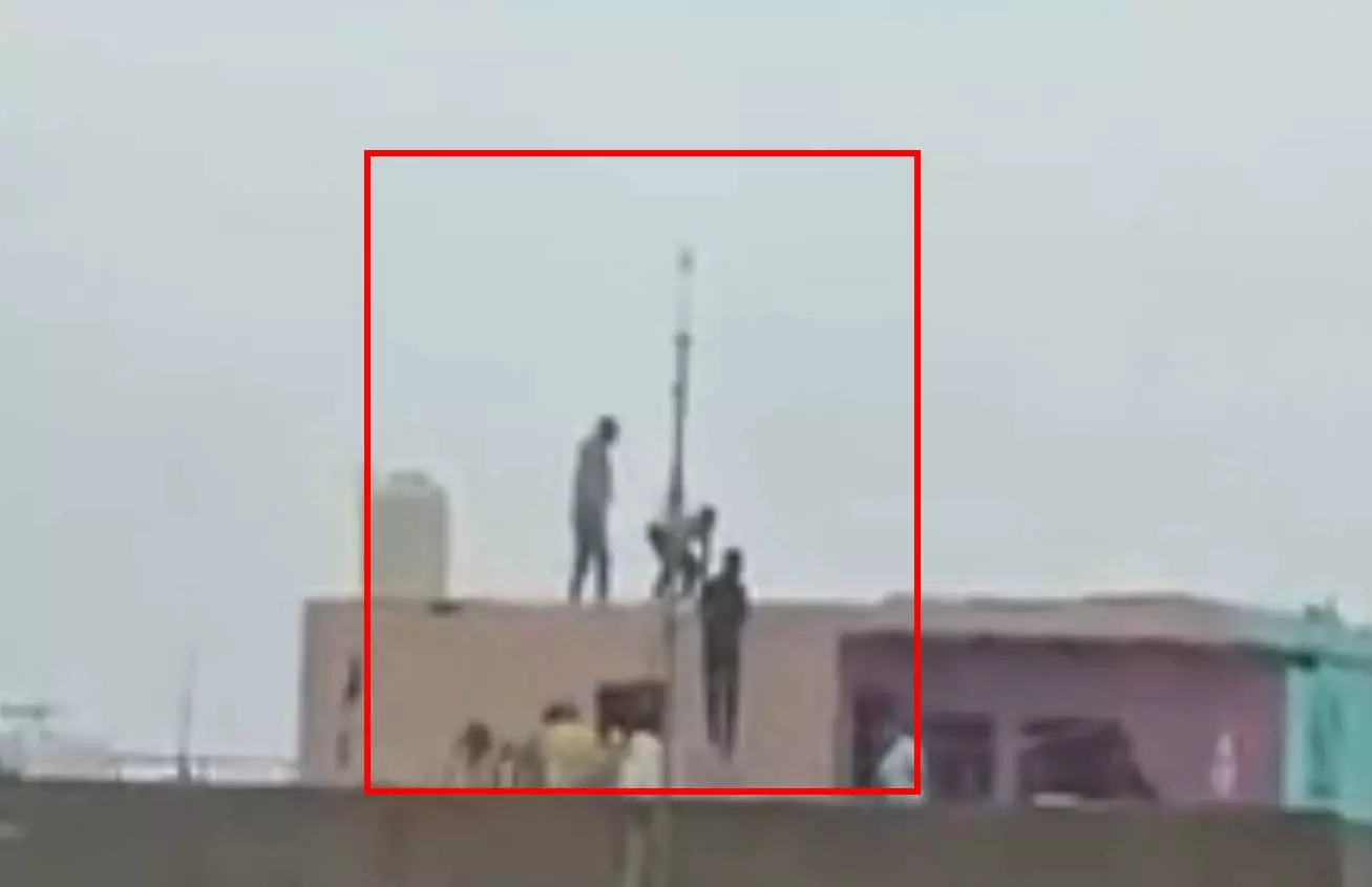 बीजेपी नेता का VIDEO, बिजली गिरने से मौत, परिजनों का रो-रोकर बुरा हाल बीजेपी नेता का VIDEO, बिजली गिरने से मौत, परिजनों का रो-रोकर बुरा हाल
