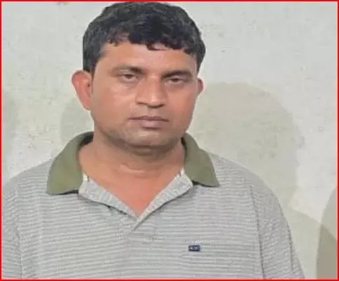 गुरूजी गिरफ्तार, छात्रा के साथ करता था छेड़खानी गुरूजी गिरफ्तार, छात्रा के साथ करता था छेड़खानी