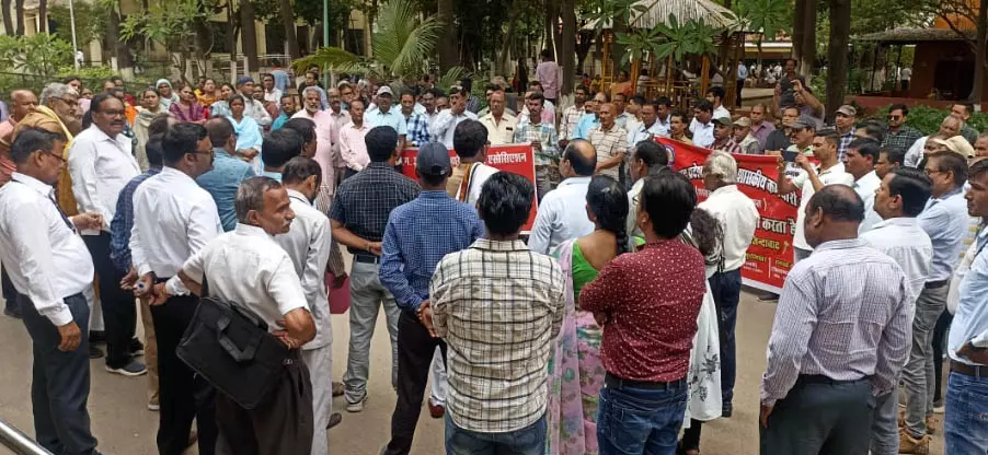 मांगों को लेकर कर्मचारी संघ ने किया प्रदर्शन मांगों को लेकर कर्मचारी संघ ने किया प्रदर्शन