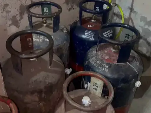 पुलिस ने अवैध गैस रिफिलिंग पर लिया एक्शन, 35 सिलेंडर जब्त पुलिस ने अवैध गैस रिफिलिंग पर लिया एक्शन, 35 सिलेंडर जब्त