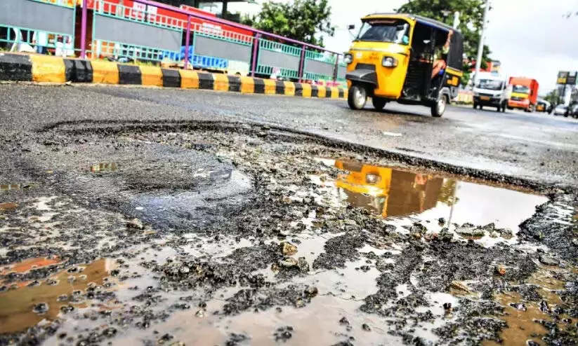 Kerala : बरसात का मौसम, सड़क पर गड्ढे Kerala : बरसात का मौसम, सड़क पर गड्ढे