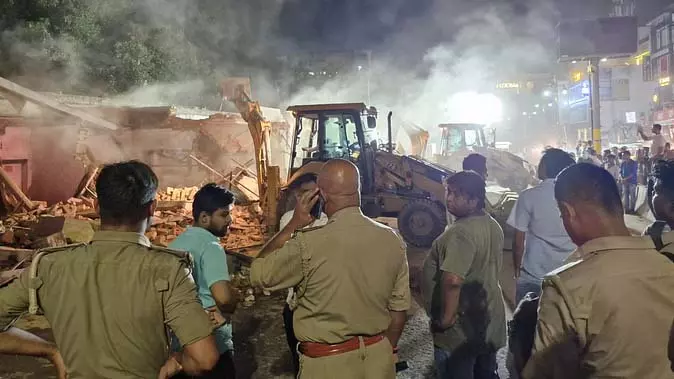 35 से ज्यादा फेमस दुकानों का ध्वंस, व्यापारियों की जिंदगी हुई मुश्किल 35 से ज्यादा फेमस दुकानों का ध्वंस, व्यापारियों की जिंदगी हुई मुश्किल