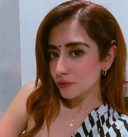 लाइव परफॉर्मेंस चुनौतीपूर्ण लेकिन मजेदार होती है : जोनिता गांधी लाइव परफॉर्मेंस चुनौतीपूर्ण लेकिन मजेदार होती है : जोनिता गांधी