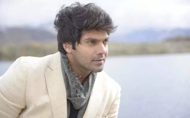 Tamil Actor Arya : घर और रेस्तरां पर आयकर विभाग का छापा Tamil Actor Arya : घर और रेस्तरां पर आयकर विभाग का छापा