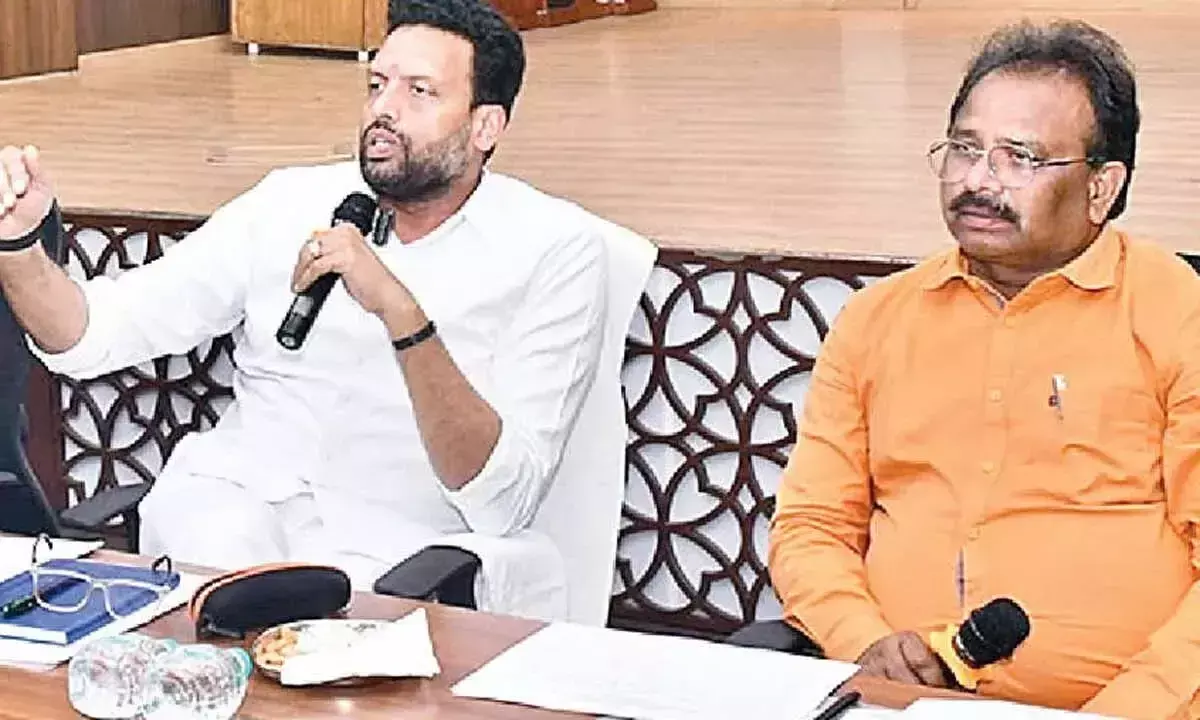 Andhra: मंत्री भरत ने समन्वित शहरी सुधारों का आह्वान किया Andhra: मंत्री भरत ने समन्वित शहरी सुधारों का आह्वान किया