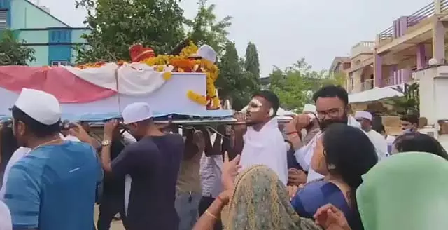भाई के अंतिम संस्कार में शामिल हुए विमान दुर्घटना में जीवित बचे विश्वास भाई के अंतिम संस्कार में शामिल हुए विमान दुर्घटना में जीवित बचे विश्वास