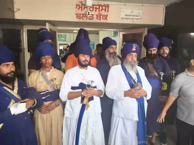 Gurdwara में निहंग समूहों के बीच झड़प में 4 लोग घायल Gurdwara में निहंग समूहों के बीच झड़प में 4 लोग घायल