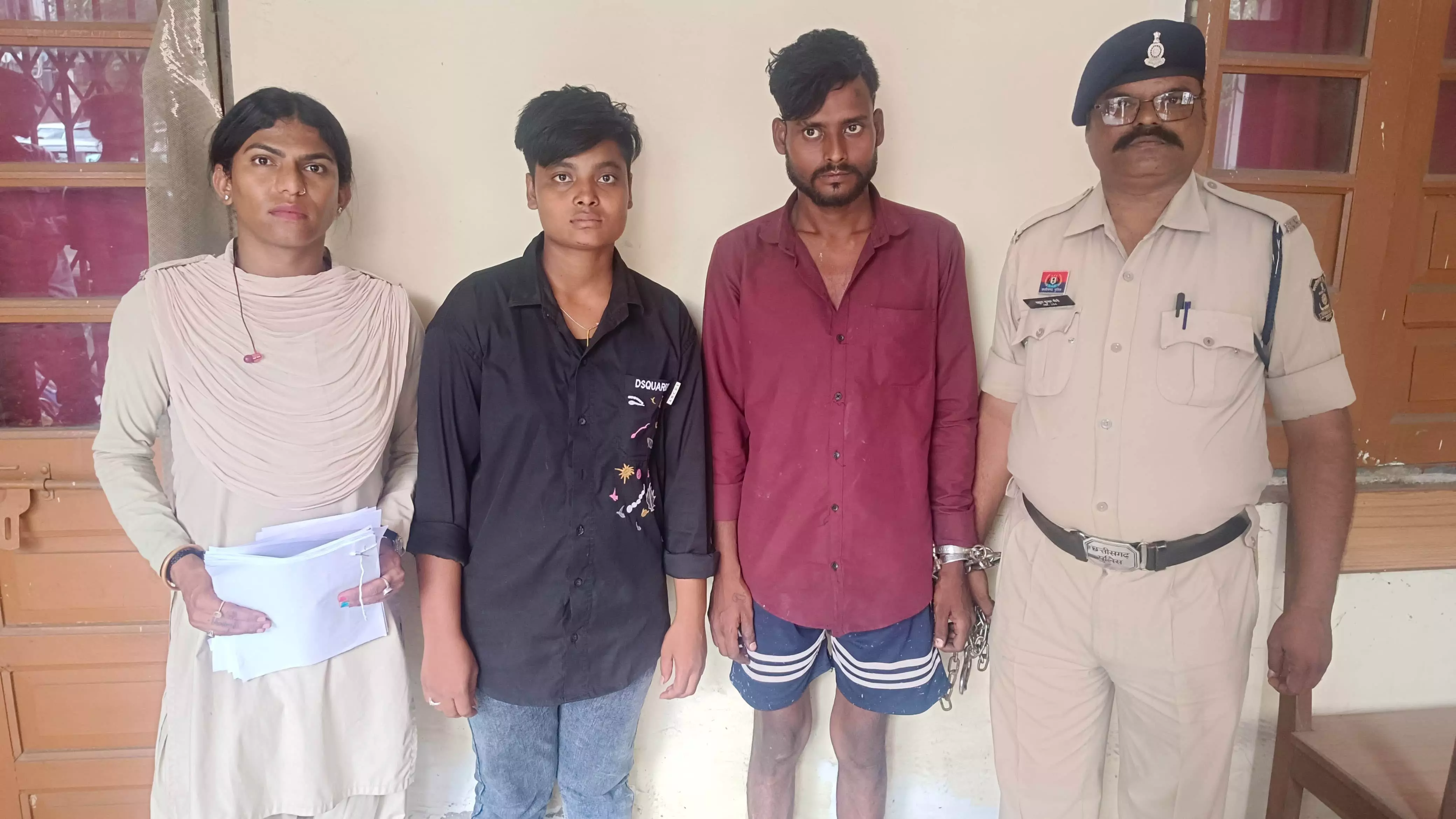 इंस्टाग्राम में नग्न तस्वीरें वायरल कर रहे थे तीन लड़के, गोलबाजार पुलिस ने दबोचा इंस्टाग्राम में नग्न तस्वीरें वायरल कर रहे थे तीन लड़के, गोलबाजार पुलिस ने दबोचा