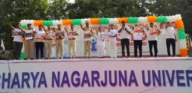 Andhra : एएनयू में 8,000 लोगों के साथ योगंध्र Andhra : एएनयू में 8,000 लोगों के साथ योगंध्र