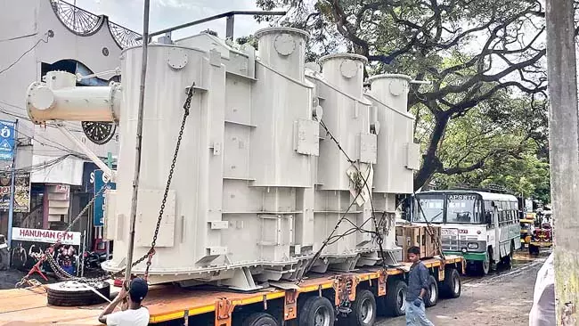 Andhra : बाहुबली ट्रांसफार्मर पोलावरम पहुंचे Andhra : बाहुबली ट्रांसफार्मर पोलावरम पहुंचे