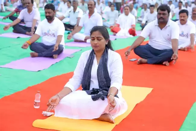 विशाखापत्तनम में अंतर्राष्ट्रीय योग दिवस उत्तर आंध्र के लोगों को शुभकामनाएं: Minister Anitha विशाखापत्तनम में अंतर्राष्ट्रीय योग दिवस उत्तर आंध्र के लोगों को शुभकामनाएं: Minister Anitha