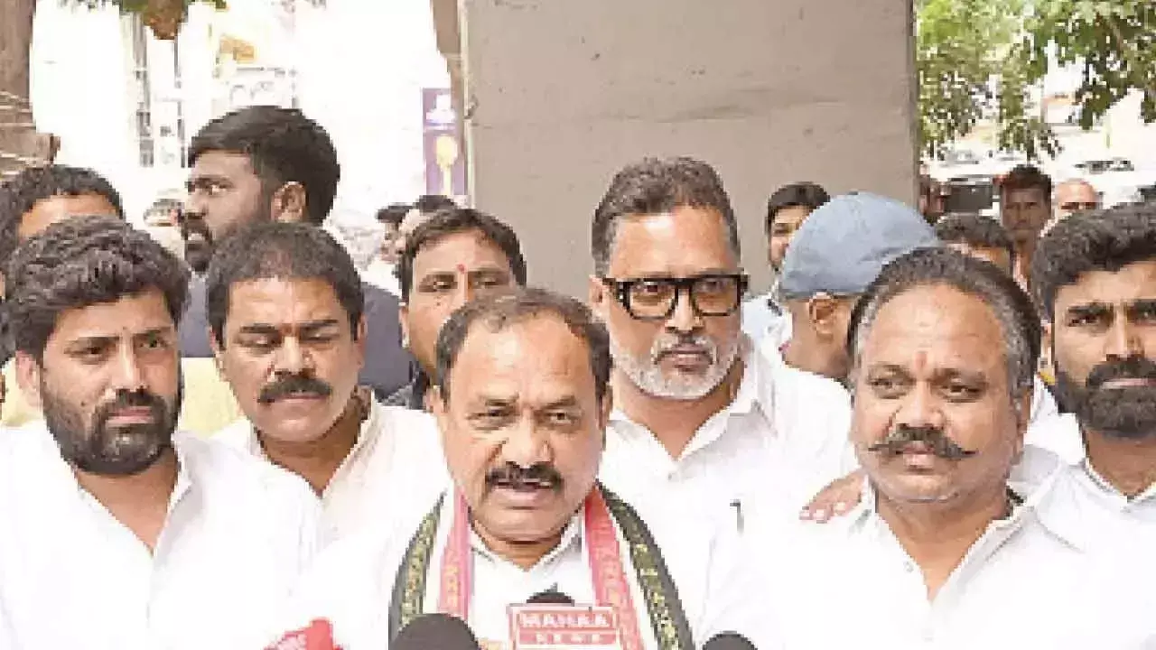 Telangana: जासूसी मामले में TPCC प्रमुख ने एसआईटी के समक्ष गवाही दी Telangana: जासूसी मामले में TPCC प्रमुख ने एसआईटी के समक्ष गवाही दी