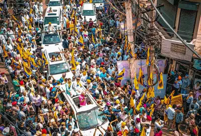 Ludhiana: रोड शो के दौरान कांग्रेस और आप के काफिले एक दूसरे से मिले Ludhiana: रोड शो के दौरान कांग्रेस और आप के काफिले एक दूसरे से मिले