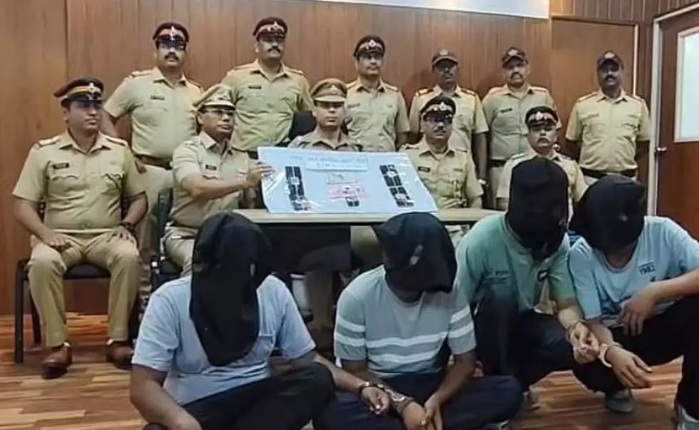 पुलिस ने कुर्ला में 3.07 लाख की ATM चोरी में शामिल अंतरराज्यीय गिरोह को पकड़ा; 4 आरोपी गिरफ्तार पुलिस ने कुर्ला में 3.07 लाख की ATM चोरी में शामिल अंतरराज्यीय गिरोह को पकड़ा; 4 आरोपी गिरफ्तार