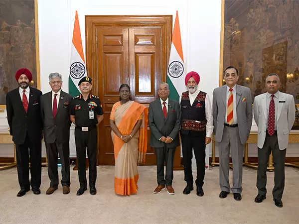 COAS जनरल उपेंद्र द्विवेदी ने पूर्व सेना प्रमुखों के साथ राष्ट्रपति द्रौपदी मुर्मू से मुलाकात की COAS जनरल उपेंद्र द्विवेदी ने पूर्व सेना प्रमुखों के साथ राष्ट्रपति द्रौपदी मुर्मू से मुलाकात की