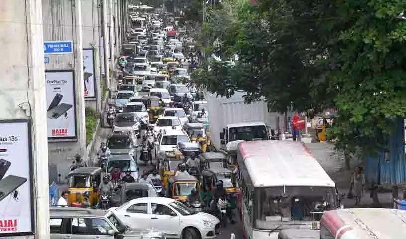 Hyderabad में यातायात की समस्या जारी Hyderabad में यातायात की समस्या जारी