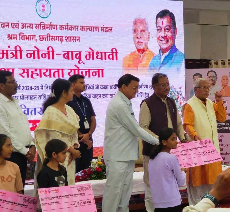 मजदूर की बेटी पायल को मिली एक लाख रुपए की सहायता मजदूर की बेटी पायल को मिली एक लाख रुपए की सहायता