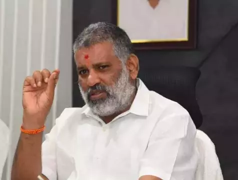 शराब घोटाला: चेवीरेड्डी को Bengaluru एयरपोर्ट पर हिरासत में लिया गया शराब घोटाला: चेवीरेड्डी को Bengaluru एयरपोर्ट पर हिरासत में लिया गया