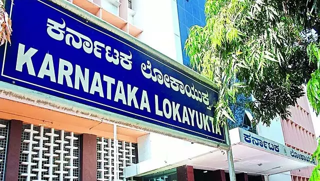 10 लाख की रिश्वत लेते BBMP के कार्यकारी अभियंता को लोकायुक्त ने रंगे हाथों पकड़ा 10 लाख की रिश्वत लेते BBMP के कार्यकारी अभियंता को लोकायुक्त ने रंगे हाथों पकड़ा