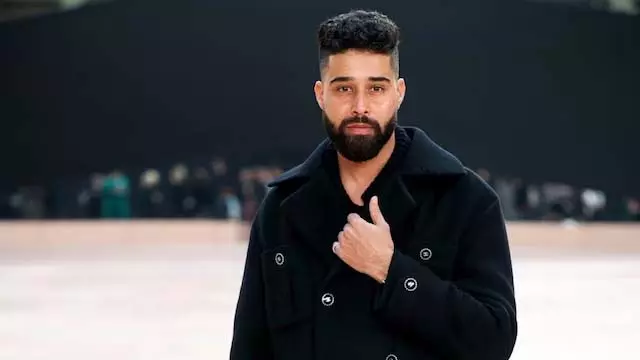 AP Dhillon : एयरपोर्ट पर प्यारा इशारा – जेंटलमैन के अंदाज़ में छा गए AP Dhillon : एयरपोर्ट पर प्यारा इशारा – जेंटलमैन के अंदाज़ में छा गए