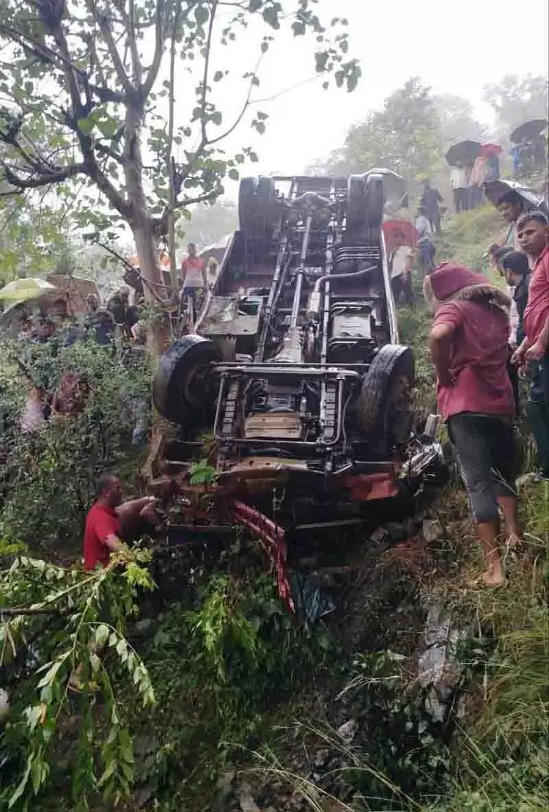 Mandi में निजी बस के गहरी खाई में गिरने से 1 व्यक्ति की मौत, 18 घायल Mandi में निजी बस के गहरी खाई में गिरने से 1 व्यक्ति की मौत, 18 घायल