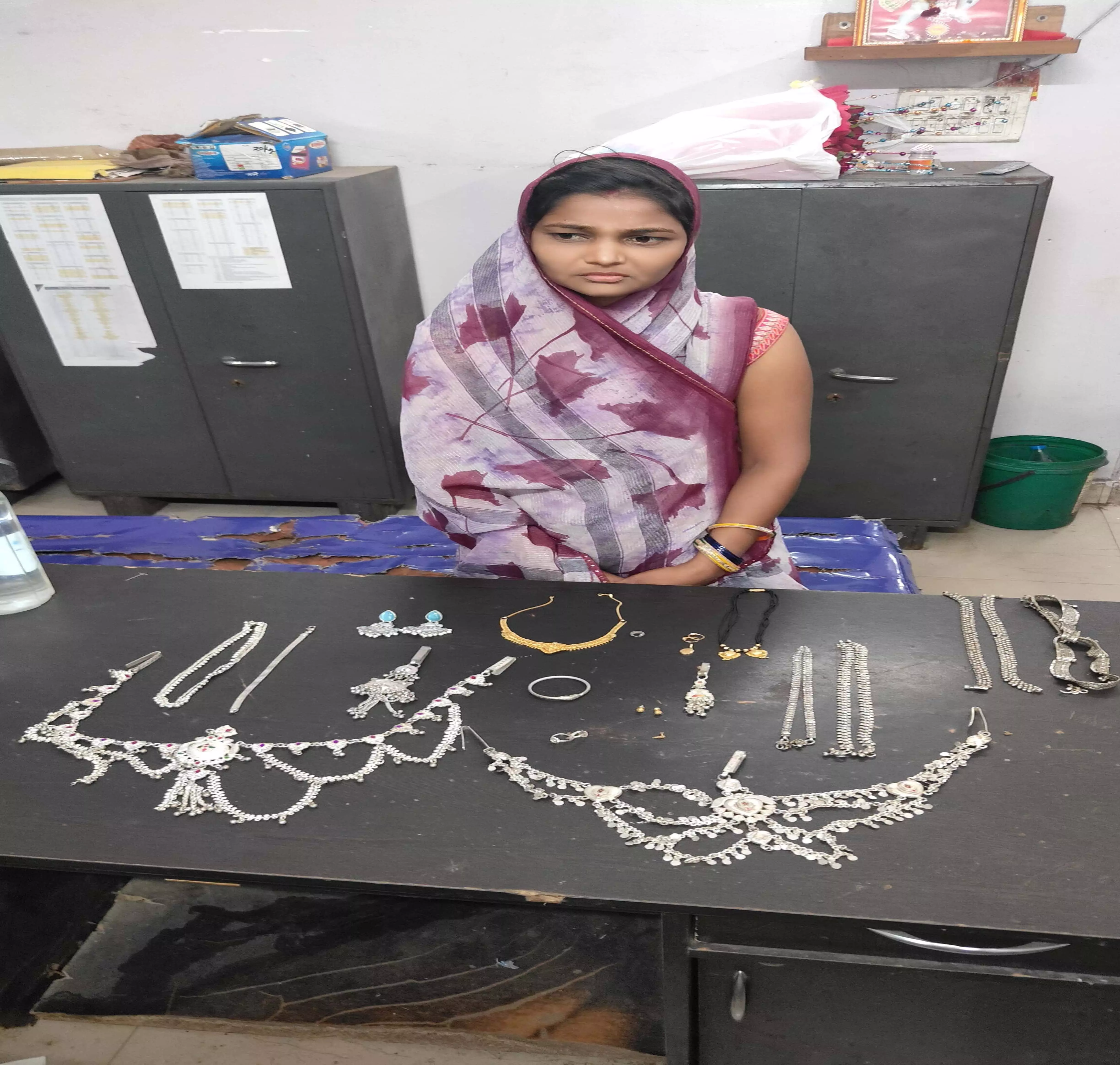 शोक कार्यक्रम में गया था परिवार, चोरों ने किया घर साफ, महिला सहित नाबालिग गिरफ्तार शोक कार्यक्रम में गया था परिवार, चोरों ने किया घर साफ, महिला सहित नाबालिग गिरफ्तार
