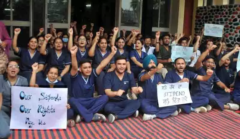 Amritsar: वेतन न मिलने पर डेंटल कॉलेज के डॉक्टरों ने किया विरोध प्रदर्शन Amritsar: वेतन न मिलने पर डेंटल कॉलेज के डॉक्टरों ने किया विरोध प्रदर्शन