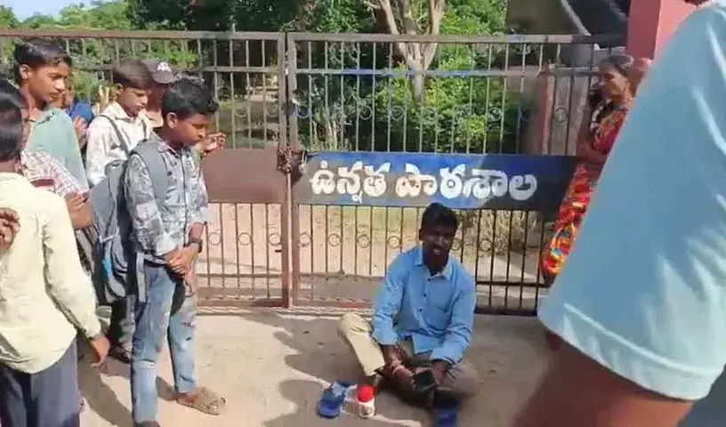 बकाया भुगतान के लिए स्कूल में तालाबंदी कर विरोध प्रदर्शन बकाया भुगतान के लिए स्कूल में तालाबंदी कर विरोध प्रदर्शन