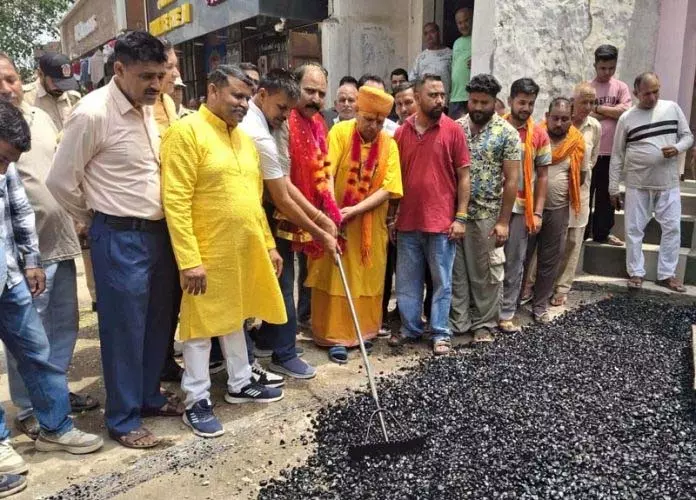 MLA बिश्नाह ने सैदगढ़ से रेहल बाजार रोड पर मैकडैमाइजेशन कार्य का शुभारंभ किया MLA बिश्नाह ने सैदगढ़ से रेहल बाजार रोड पर मैकडैमाइजेशन कार्य का शुभारंभ किया