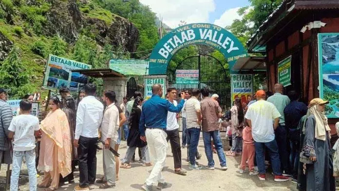 Jammu: प्रमुख पर्यटन स्थलों के पुनः खुलने पर पर्यटकों का गर्मजोशी से स्वागत Jammu: प्रमुख पर्यटन स्थलों के पुनः खुलने पर पर्यटकों का गर्मजोशी से स्वागत