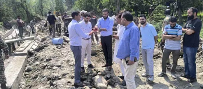 DC शोपियां ने कंजीउलर ब्लॉक का दौरा किया DC शोपियां ने कंजीउलर ब्लॉक का दौरा किया