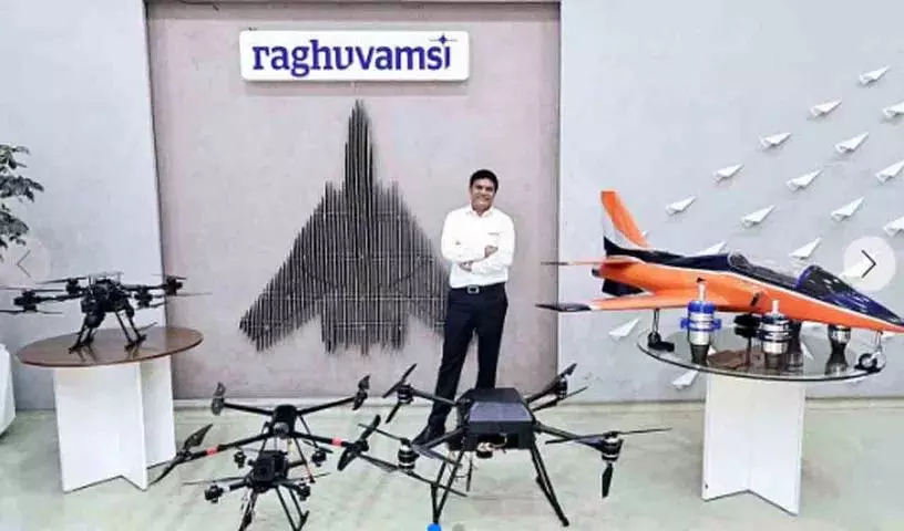 रघु वामसी एयरोस्पेस ने पेरिस एयर शो में जेट-संचालित कामिकेज़ यूएवी का अनावरण किया रघु वामसी एयरोस्पेस ने पेरिस एयर शो में जेट-संचालित कामिकेज़ यूएवी का अनावरण किया