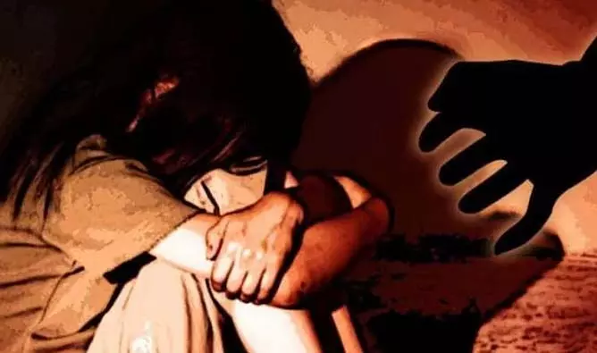 10वीं की छात्रा से दुर्व्यवहार के आरोप में तृणमूल उप प्रमुख गिरफ्तार 10वीं की छात्रा से दुर्व्यवहार के आरोप में तृणमूल उप प्रमुख गिरफ्तार