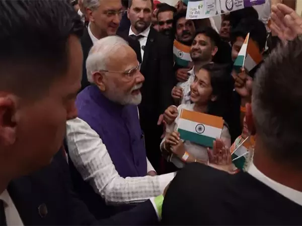 PM मोदी ने क्रोएशिया पहुंचने पर भारतीय प्रवासियों से बातचीत की PM मोदी ने क्रोएशिया पहुंचने पर भारतीय प्रवासियों से बातचीत की