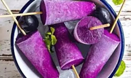 Jamun Kulfi Recipe: गर्मियों में घर पर आसानी से बनाएं जामुन कुल्फी Jamun Kulfi Recipe: गर्मियों में घर पर आसानी से बनाएं जामुन कुल्फी